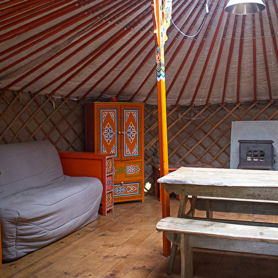  Aire de camping et yourtes - La Ferme au Chapeau Vert